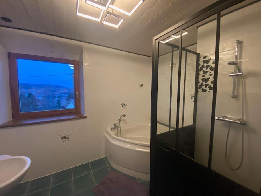 Logement Dans Maison + Exterieur Orchamps-Vennes Екстериор снимка